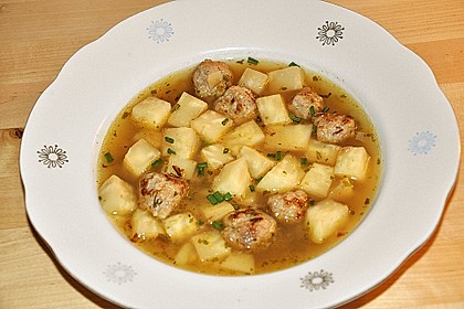 Selleriesuppe mit Gehackteskl&ouml;&szlig;chen