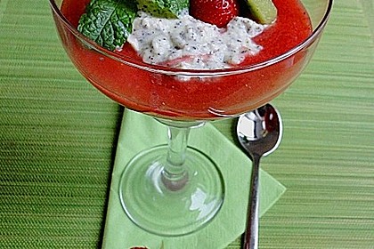 Quark-Mohn Schaum mit  Erdbeersauce