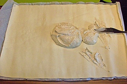 Bl&auml;tterteig-Frischk&auml;se-Schnecken