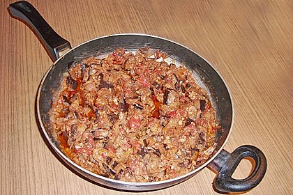 Auberginenpfanne mit Waln&uuml;ssen