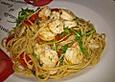 Scampi auf Pasta an Vanilletomaten mit Rucola