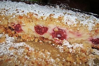 Flowers Kirsch-Crumble mit Vanillecreme und Knusperstreuseln 1
