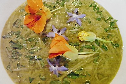 Borretschsuppe mit Rucola und Parmesan