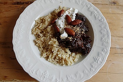 Marokkanischer Rinderschmortopf mit Pflaumen und Minzjoghurt