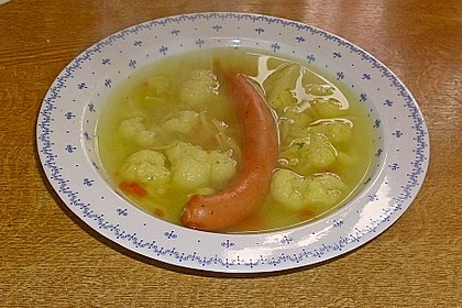 Muttis einfache klare Blumenkohlsuppe mit Ei