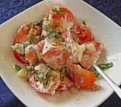 Tomatensalat mit saurer Sahne (Bild)