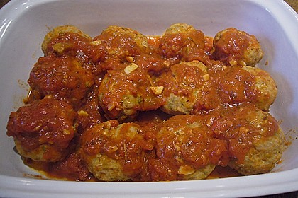 &Uuml;berbackene Salbei-Hackb&auml;llchen in Tomatensauce