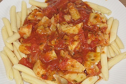 Tomatenso&szlig;e mit Artischocken zu Pasta
