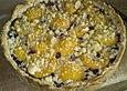 Streuselkuchen mit Schokoladenpudding und Pfirsichen