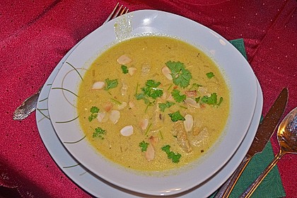 Curry-Rahmsuppe mit Mandelbl&auml;ttchen