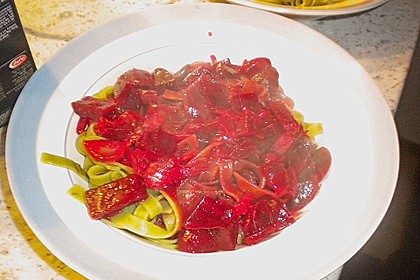 Ernies gr&uuml;ne Tagliatelle mit  Rote Bete-Meerrettich-Sauce