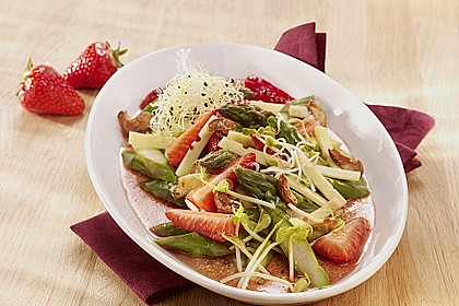 Sommerlicher Spargel-Erdbeer-Salat mit LEERDAMMER Caract&egrave;re&reg;
