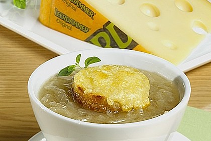 Zwiebelsuppe mit &uuml;berbackenem Toast mit LEERDAMMER Original&reg;