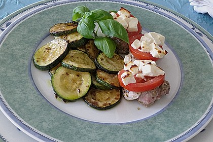 Mariniertes Schweinefilet mit Tomaten und Schafsk&auml;se &uuml;berbacken mit Zucchini