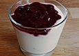 K&auml;sekuchen im Glas mit Beerenkompott