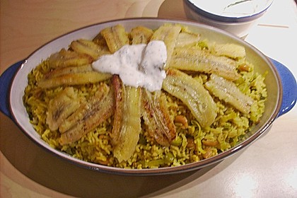 Curryreis mit gebratener Banane und Joghurtso&szlig;e