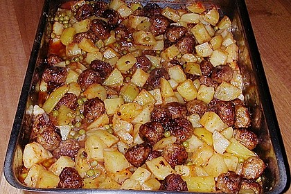 Deutsche Hackb&auml;llchen auf  italienischen Ofenkartoffeln und Tomaten