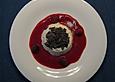 Panna cotta mit Stracciatella auf Himbeercoulis