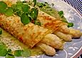 Spargelcr&ecirc;pes mit Kressesauce