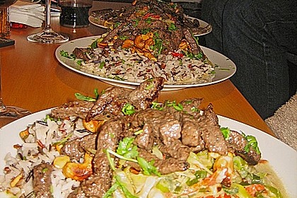 Rindersteakstreifen auf Kokos-Curry-Spitzkohlgem&uuml;se mit Cashewn&uuml;ssen