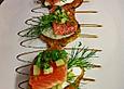Gebeizter Mojito-Lachs auf Kartoffelpuffern mit Minz-Dill Cr&egrave;me fra&icirc;che und Gurke