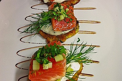 Gebeizter Mojito-Lachs auf Kartoffelpuffern mit Minz-Dill Cr&egrave;me fra&icirc;che und Gurke 1