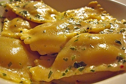 Ravioli gef&uuml;llt mit Ricotta und Ziegenfrischk&auml;se
