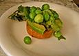 Fava Bohnen Bruschetta - mit Kr&auml;utern und Avocado