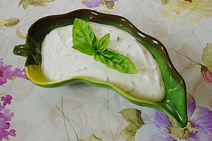 Basilikum-Schmand-Dip