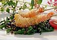 Knusprige Garnelen auf Salicornes- und Linsensalat