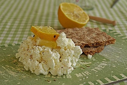 Leichter H&uuml;ttenk&auml;se-Snack mit Zitrone