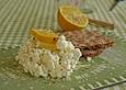 Leichter H&uuml;ttenk&auml;se-Snack mit Zitrone