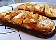 &Uuml;berbackenes Tomaten-Camembert-Brot