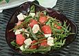 Erfrischender Sommersalat mit Wassermelone und Rucola