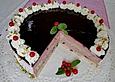 Johannisbeer-Sahnetorte mit Cassis auf Pistazienbiskuit