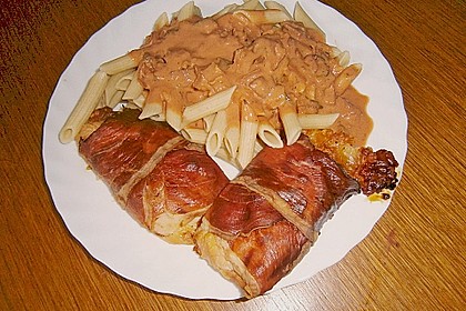 Gef&uuml;llte H&auml;hnchenbrust mit Mozzarella und Basilikum in einer Schinkenh&uuml;lle