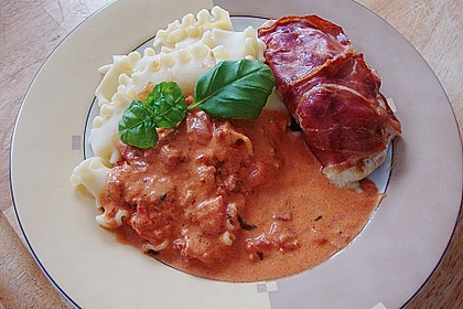 Gef&uuml;llte H&auml;hnchenbrust mit Mozzarella und Basilikum in einer Schinkenh&uuml;lle 1
