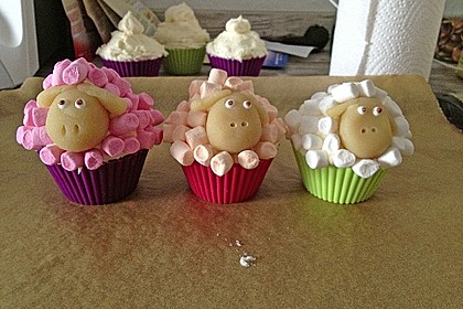 Cupcake-Schafe mit Marshmallow-Frosting 81