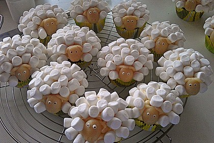 Cupcake-Schafe mit Marshmallow-Frosting 51