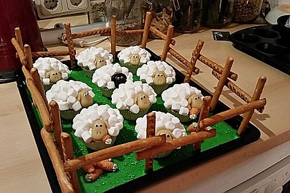 Cupcake-Schafe mit Marshmallow-Frosting 7