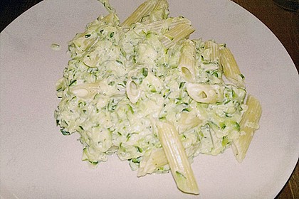 Penne mit Zucchini-Frischk&auml;se-So&szlig;e