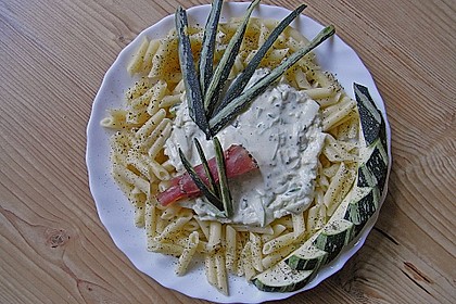 Penne mit Zucchini-Frischk&auml;se-So&szlig;e 1