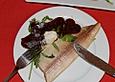 R&auml;ucherforelle auf Rote R&uuml;ben-Carpaccio und Rucola
