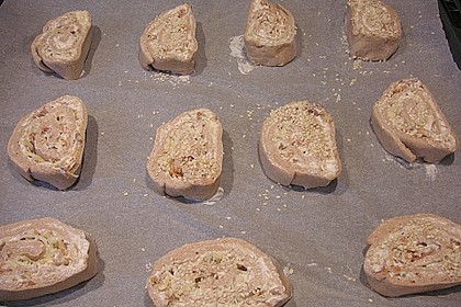 Dinkelschnecken mit Zwiebeln und K&auml;se 8