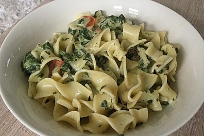 Nudeln mit Spinat, Schafskäse und Tomate 35