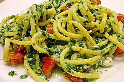 Nudeln mit Spinat, Schafskäse und Tomate