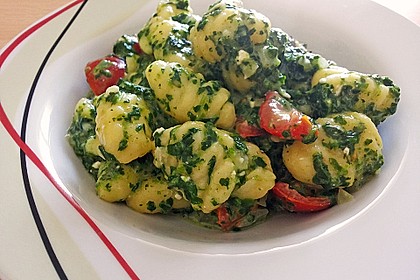 Nudeln mit Spinat, Schafskäse und Tomate 14