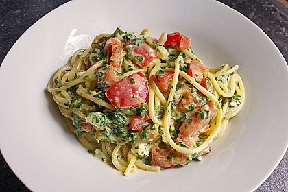 Nudeln mit Spinat, Schafskäse und Tomate 2