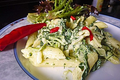 Nudeln mit Spinat, Schafskäse und Tomate 31