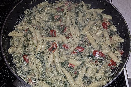 Nudeln mit Spinat, Schafskäse und Tomate 57